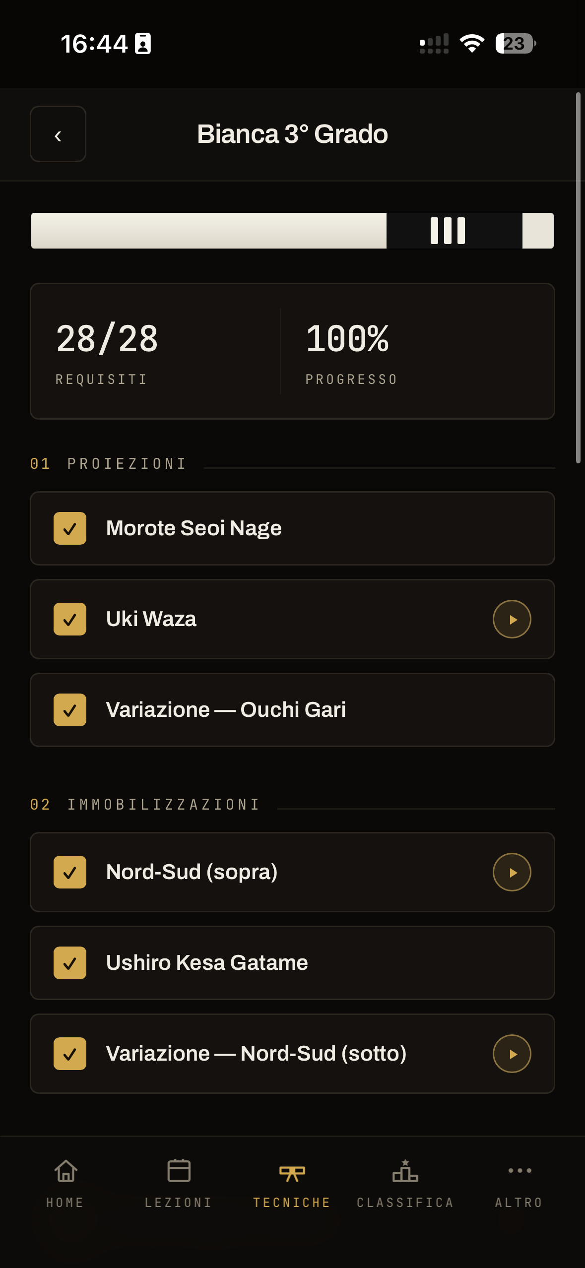 Schermata di un grado dell'app: elenco delle tecniche richieste con video e requisiti completati