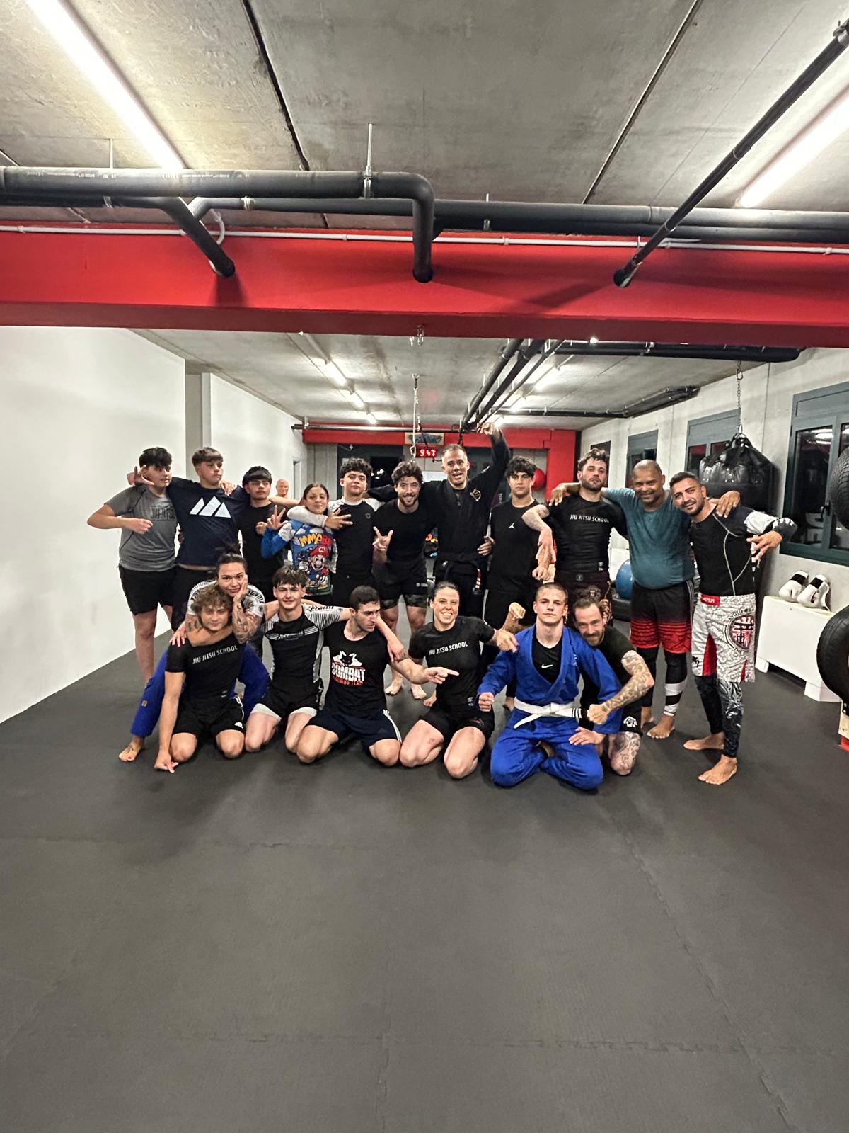 Gruppo di allievi dopo una lezione No-Gi