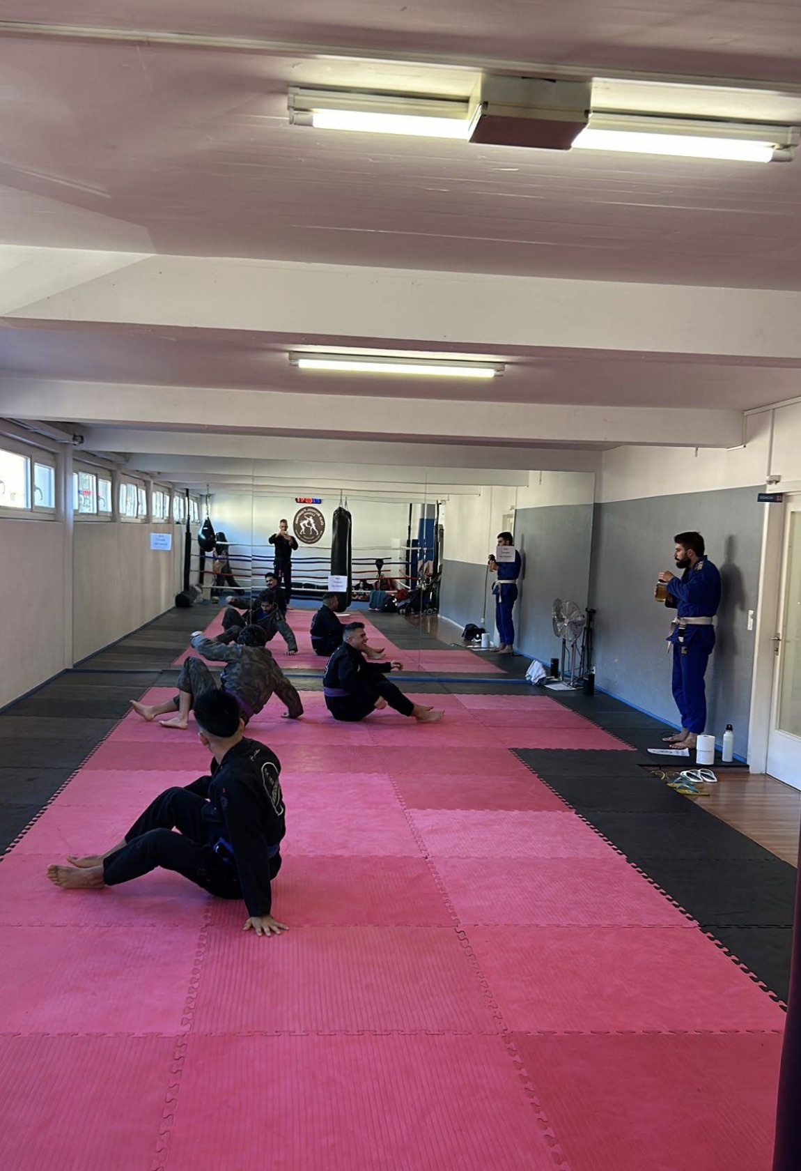 Lezione Gi sul tatami di Taverne, allievi con il kimono