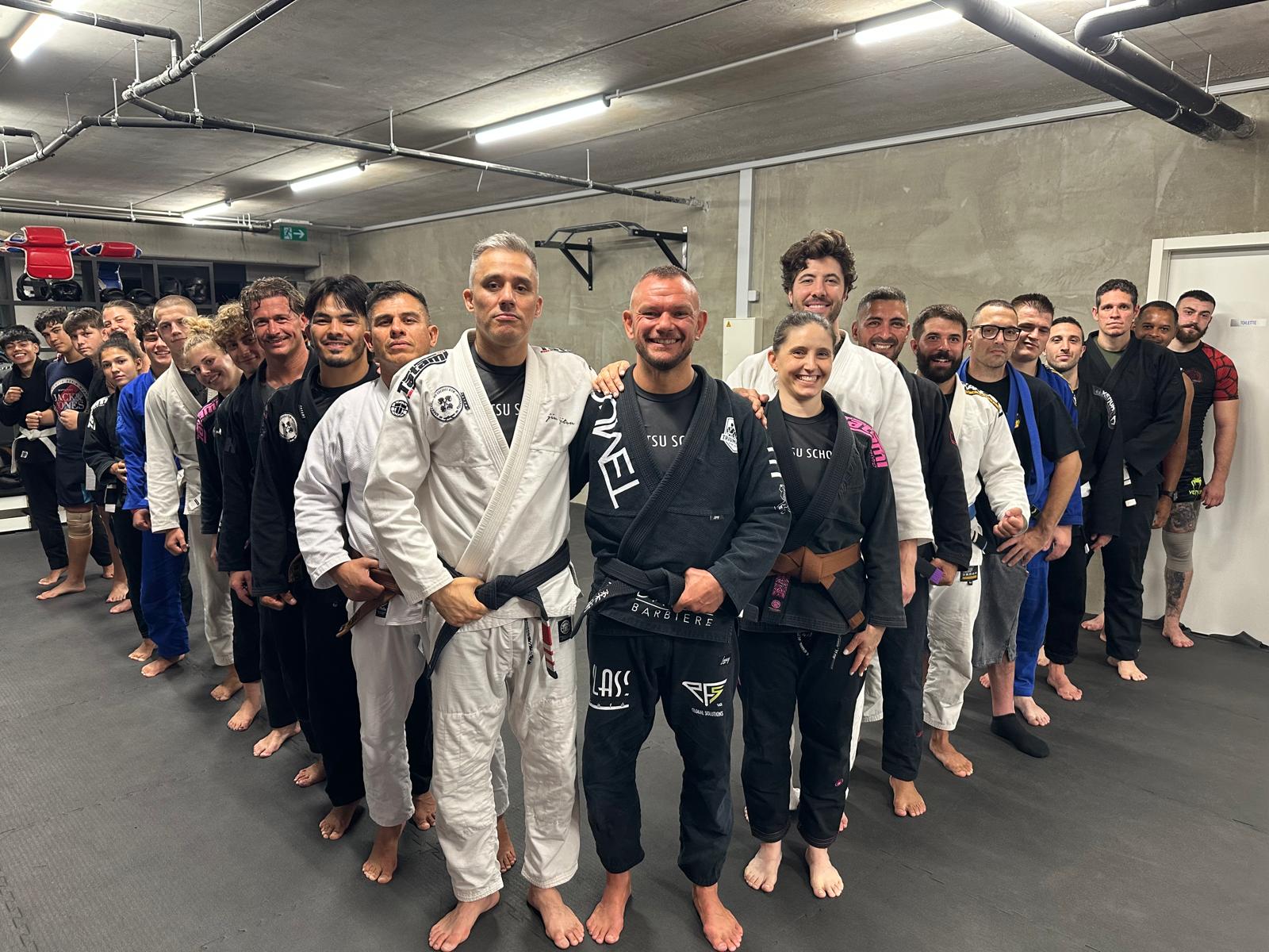 Il team della Jiu Jitsu School schierato sul tatami